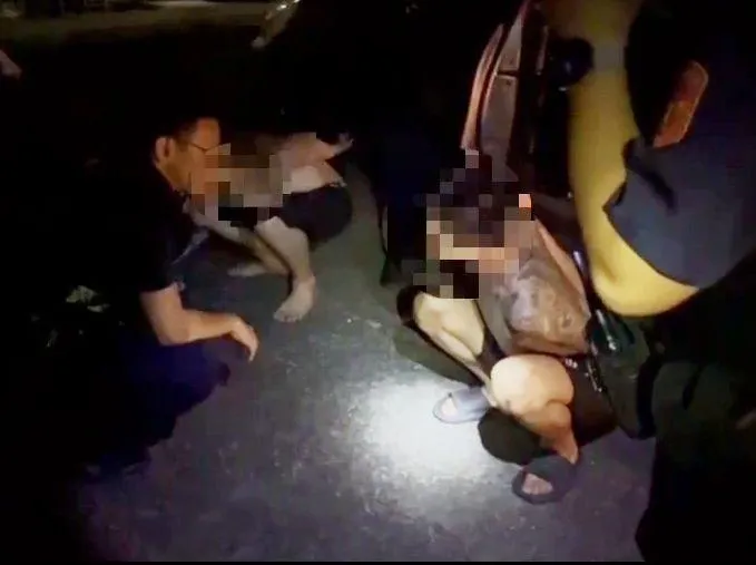 影/淡水焦屍大火案外案！2裸男開贓車逃離「身上有燒傷」