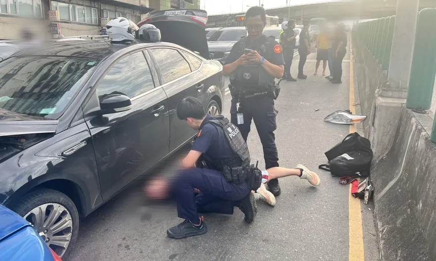 影/男子毒駕忠孝橋上連撞多車　車上搜出各式毒品