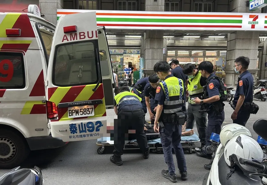 新北男持3刀砸玻璃恐嚇鄰居　警噴辣椒水壓制逮人