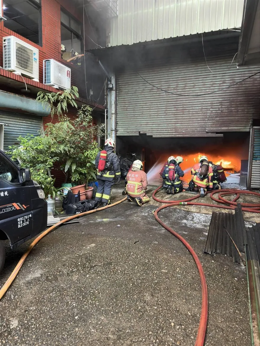 樹林鐵皮工廠大規模火警！　消防隊籲：出門戴口罩
