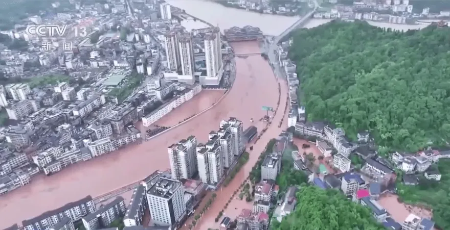 影/27年來最大！湖南暴雨多地淹水　居民「移車」3死1獲救