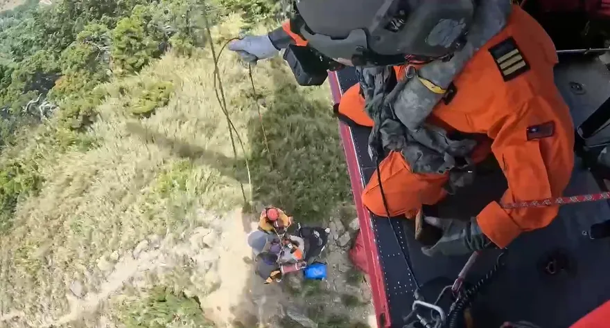 影/苗栗奇峻山35歲揹工小腿骨折　黑鷹直升機吊掛送醫