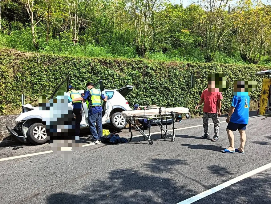 影/天人永隔畫面曝！嘉義台3線車插進護欄「夫死妻命危」
