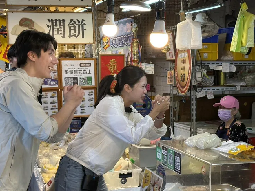726大罷免倒數　吳崢、林亮君掃街宣傳罷免遭嗆