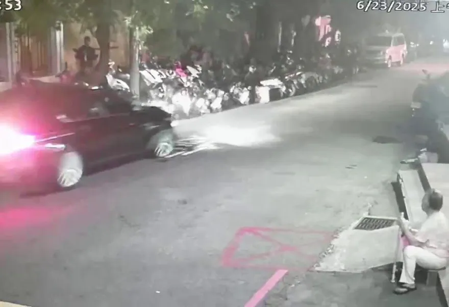 影/台中毒品通緝犯開BMW逃竄倒車撞44車　阿嬤一旁淡定看