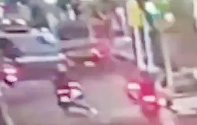 影/北市馬偕醫院前嚴重車禍！　員工交通車「衝撞路樹」2人急送醫