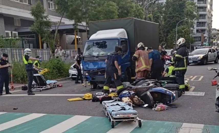 影/新北板橋再傳暴衝車禍　貨車追撞5車釀4傷1昏迷
