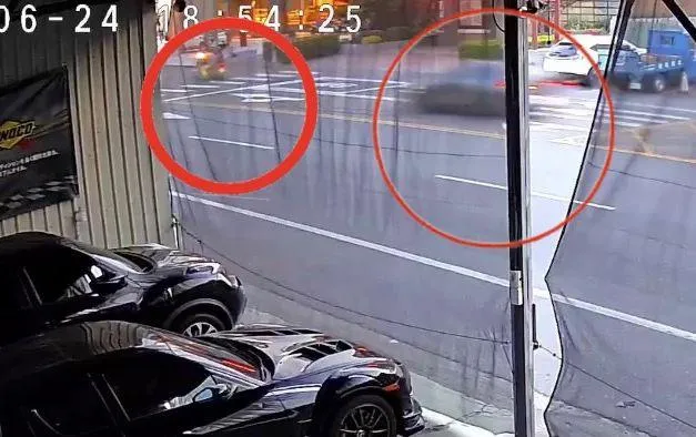 影/直擊！彰化外線左轉機車遭後方「高速撞擊」　男爆頭慘死