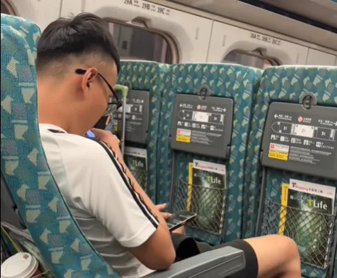 超誇張！搭高鐵爽抽電子菸　眼鏡男一吐菸「抖動癱軟」
