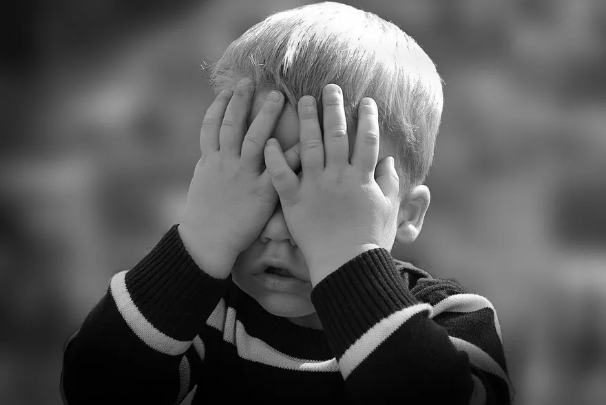 英6歲童行李藏「6300萬大麻」機場被抓　海關譴責：不人道