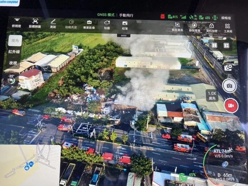 恐怖空拍直擊！高雄岡山「加油站對面大火」　毒氣烈焰狂噴