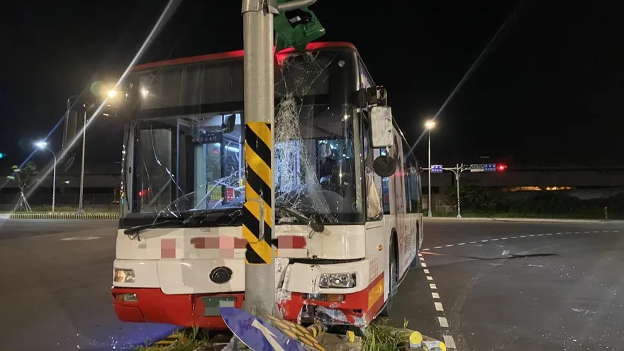 影/桃園客運302路自撞安全島　唯一乘客：解鎖人生重要成就