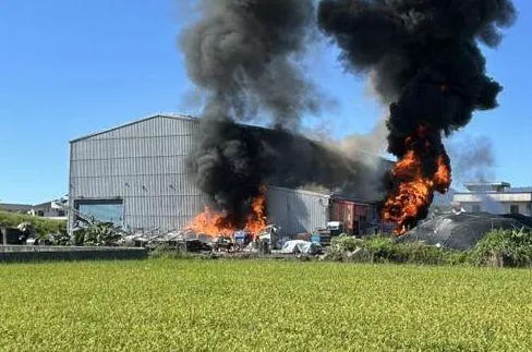 影/宜蘭倉庫火警！農田裡烈焰黑煙　近距直擊
