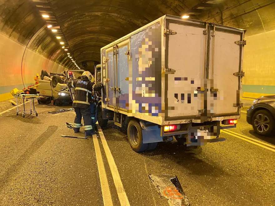 國3木柵隧道車禍！小貨車閃避不及撞擊翻車　2人送醫