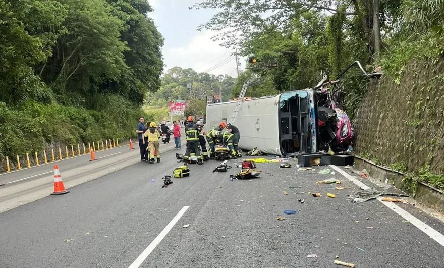 影/竹縣綠世界前重大車禍！遊覽車翻覆2傷　駕駛不治
