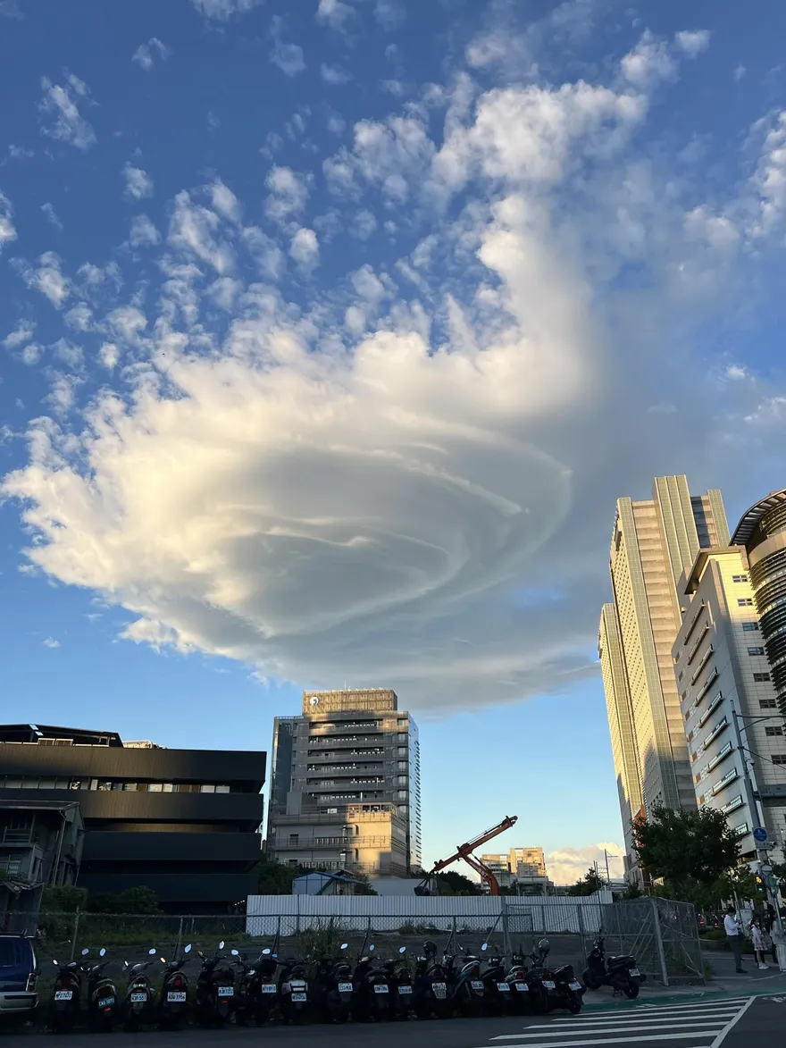 台北市中心怪雲籠罩！看似UFO　台北天文館打趣回應