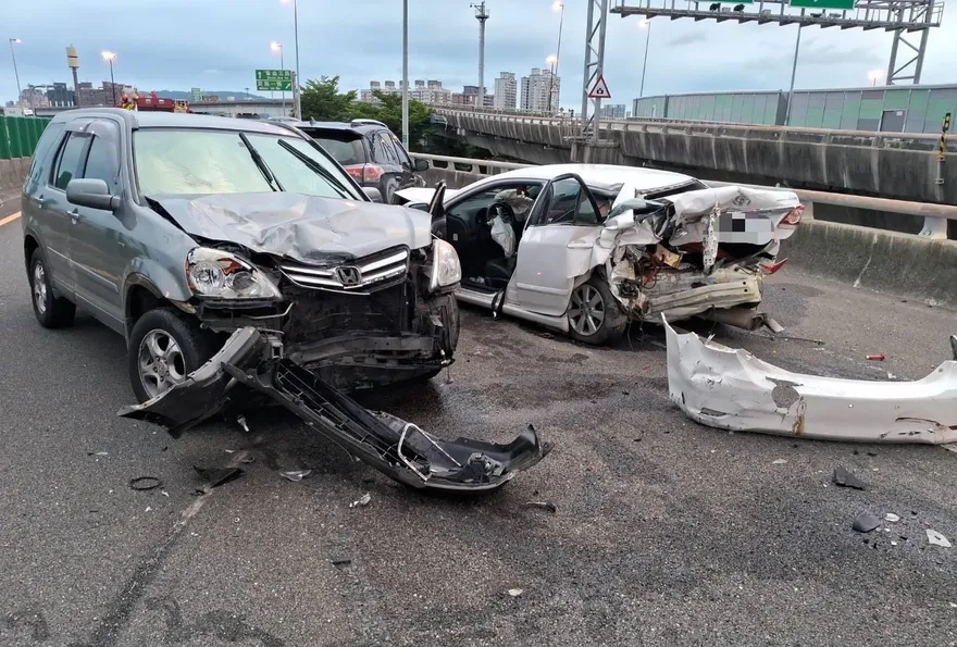 國10重大車禍！3車連環追撞4人送醫　零件噴滿地