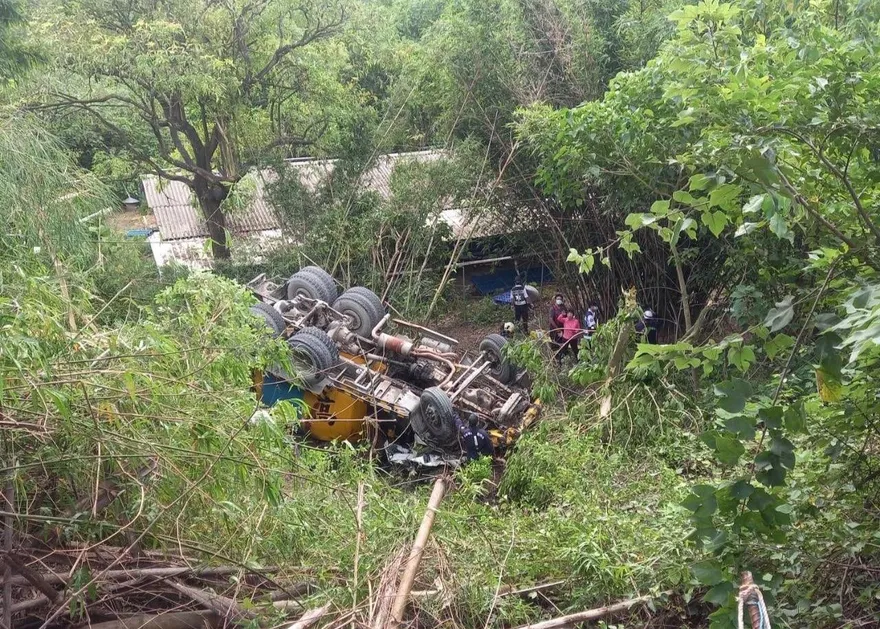悚！高雄預拌混凝土車滾落山坡　駕駛傷重不治