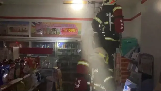 澎湖「超商火警」！天花板燒起來「疑電線走火」