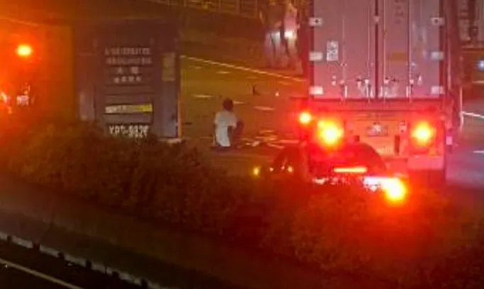 國1「5車撞爛」！酒駕肇事者竟「悠哉散步」遭撞飛
