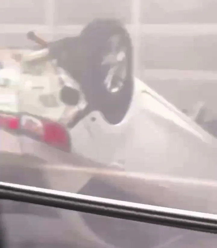 影/國道大場面！妙齡女內線開車超搖晃「撞護欄翻覆」