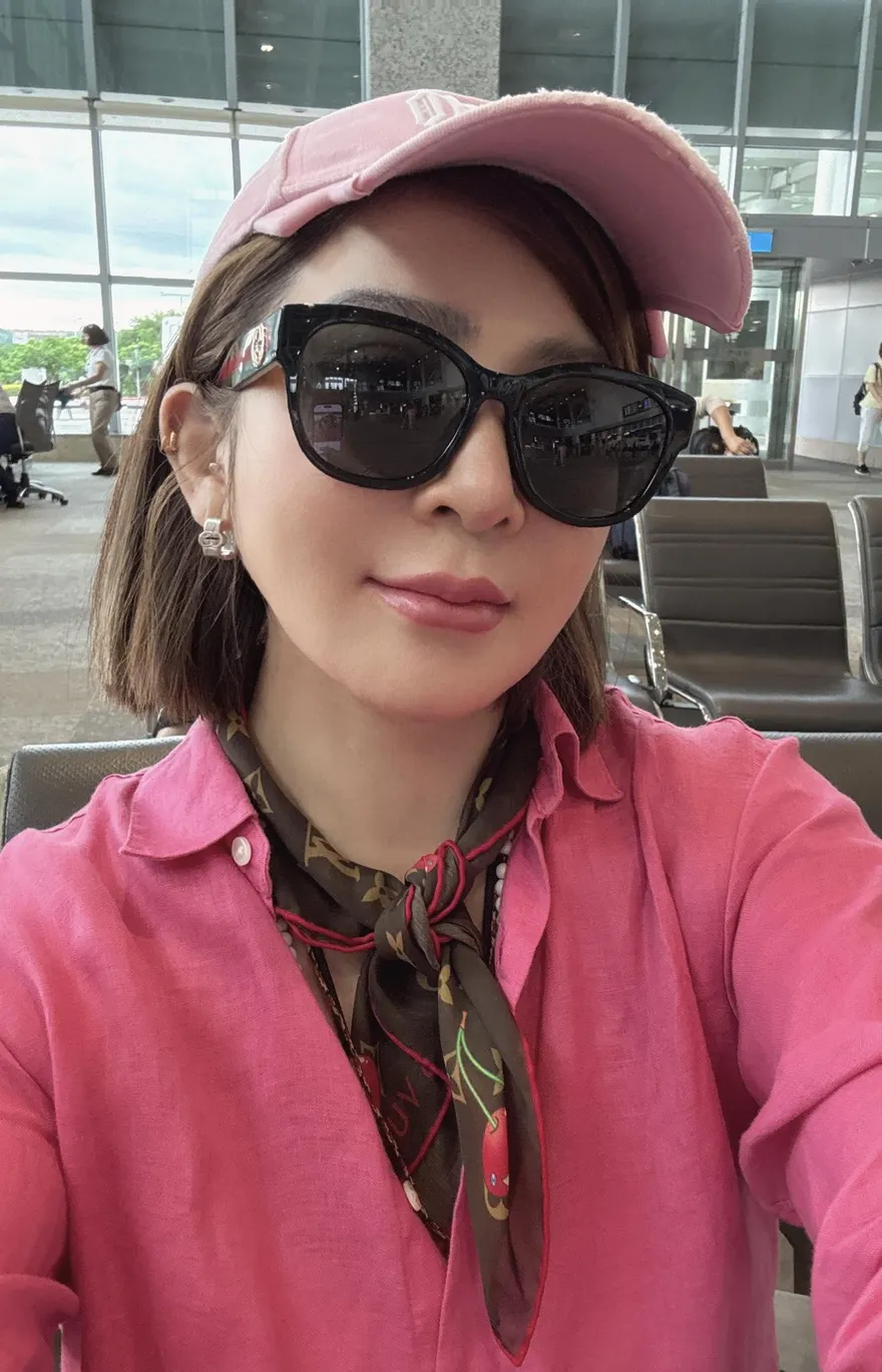 王彩樺曬30年泳裝辣照「身材沒在輸｣　網驚撞臉大女兒
