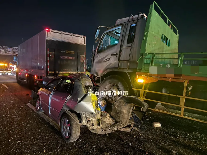 國1慘烈車禍！大灣段北向多車追撞「大吞小」變形全毀