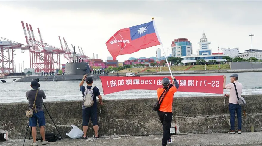 海鯤號出港測試軍事迷揮國旗相挺！高雄港「鏡頭君」又掛了