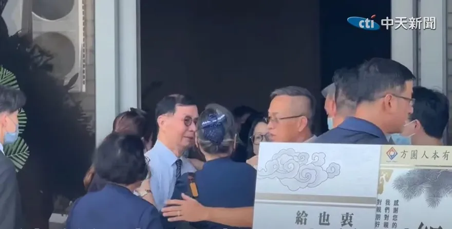 目送亡妻移靈　彭振聲靈堂前淚崩在慈濟師姐肩