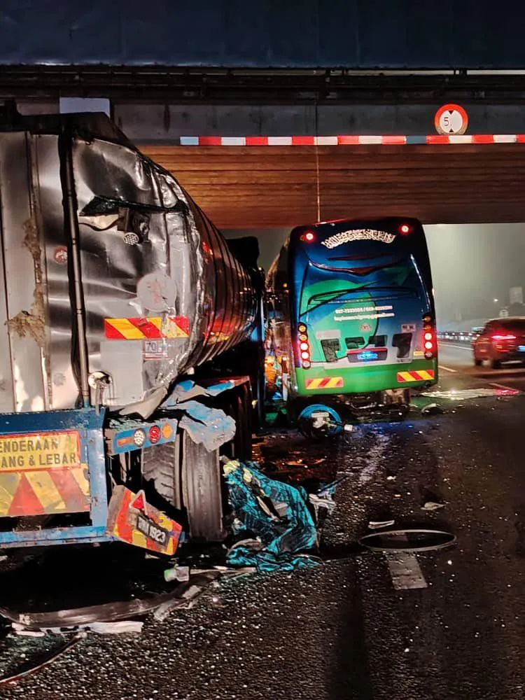 大馬再傳嚴重車禍！巴士卡車高速公路相撞　釀2死16傷慘劇
