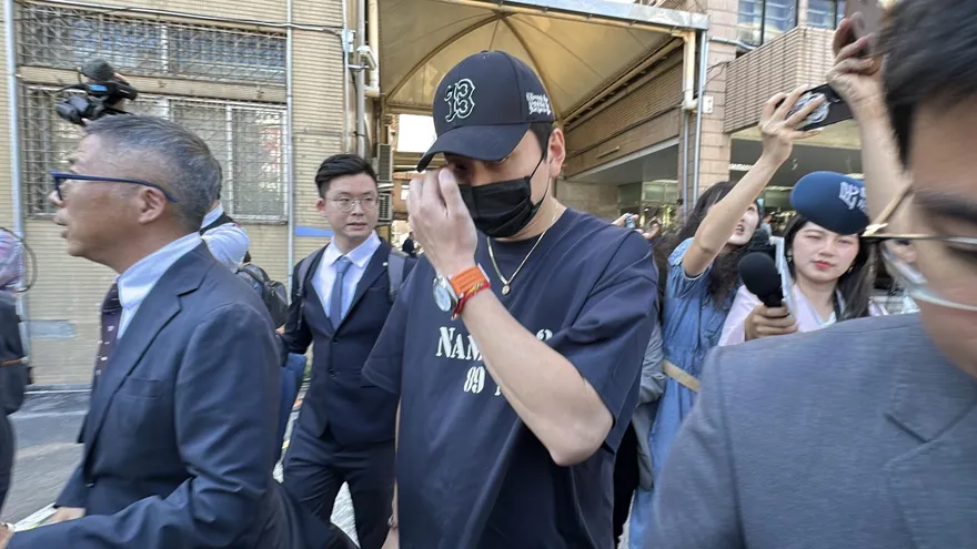王大陸開庭行頭曝光　搭400萬豪車穿潮牌衣26萬名錶