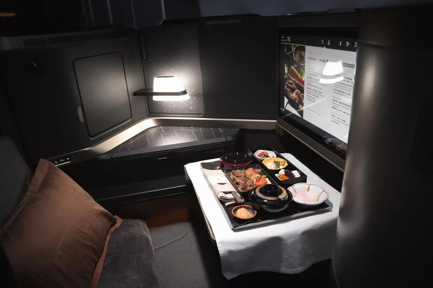 商務艙僅座位大？網友一面倒反駁：能躺著睡真的爽