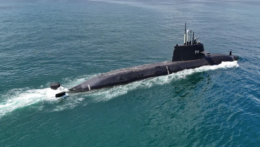 自製潛艦海鯤號進行浮航測試　光電潛望鏡竟是借來的