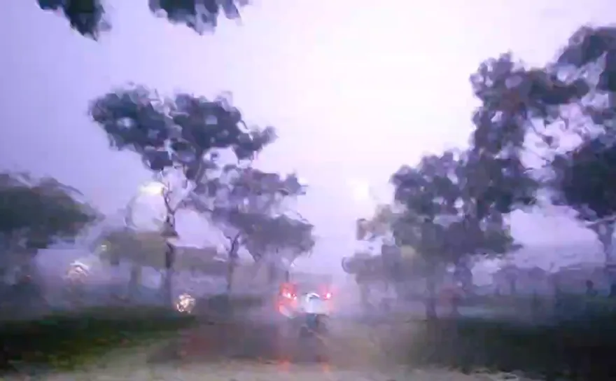 影/雷雨襲10地！閃電劃破台中夜空　嘉義「水漫加油站」淹半個輪胎
