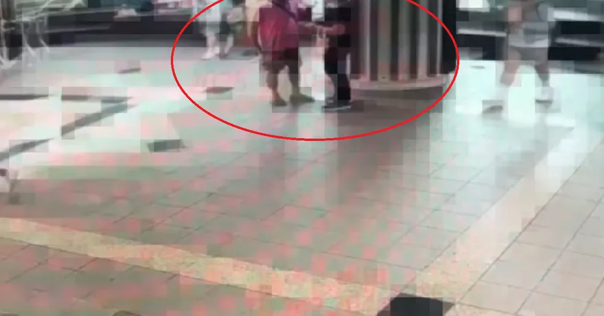 為了機器人亮武器！中山地下街現大場面　他抽刀逼退路人