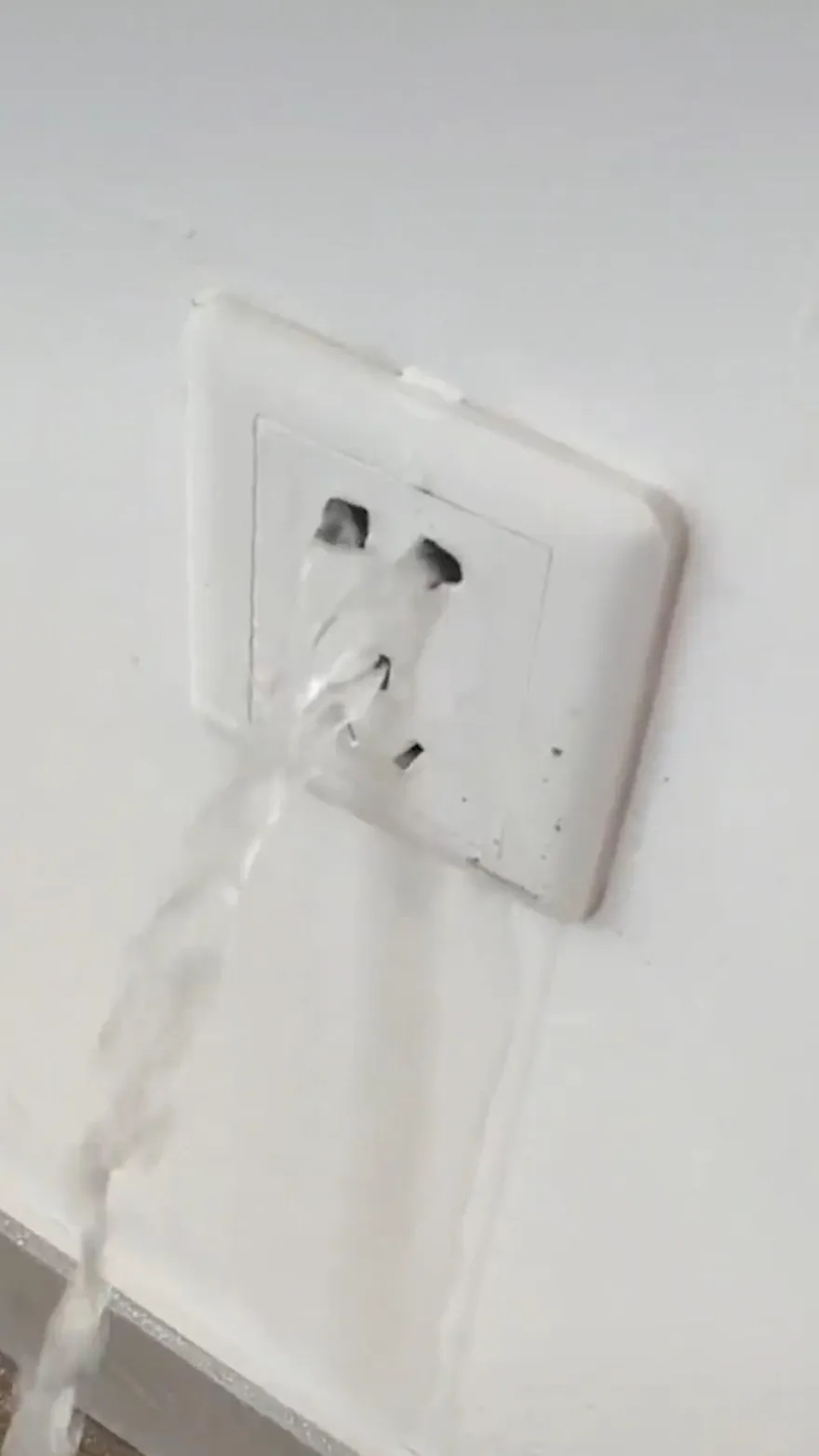 影/扯！成都暴雨「插座出水」變水龍頭　網嘲：真電解水