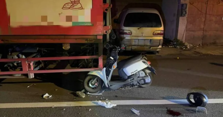 血染航空城！機車插撞違停大貨車　49歲女騎士慘死