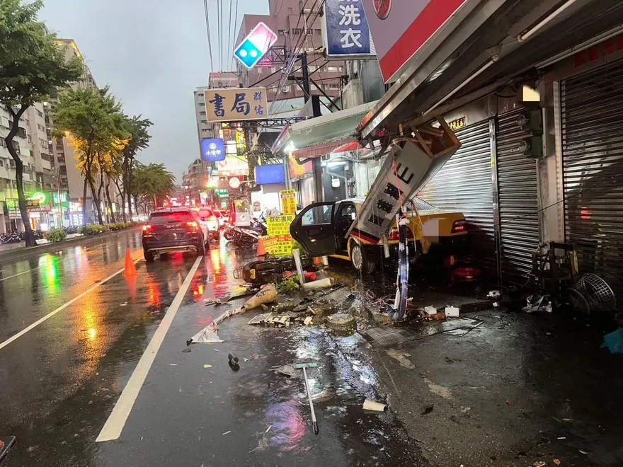 台中小黃司機突失控「連撞3民宅3機車」　無明顯外傷仍搶救不治