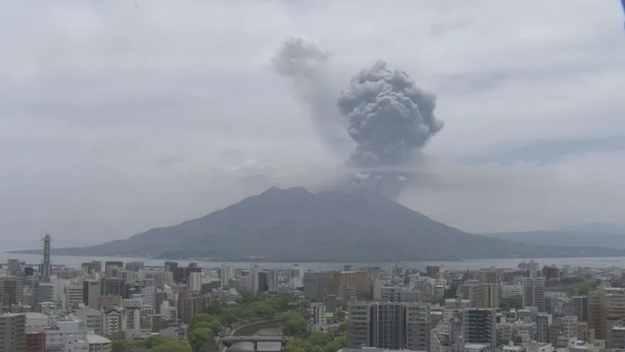 影/日九州地質活動活躍！櫻島火山今噴發　灰柱衝3千米高空
