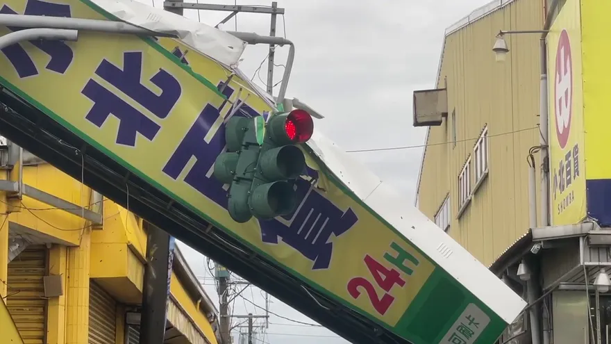 影/嘉義市區災情直擊！　慘成「招牌墳場」紅綠燈90度折彎