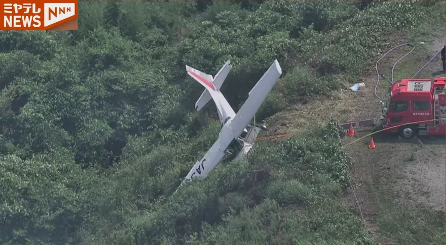 影/日小飛機「衝出跑道」險墜崖　機身卡灌木叢「2人獲救」