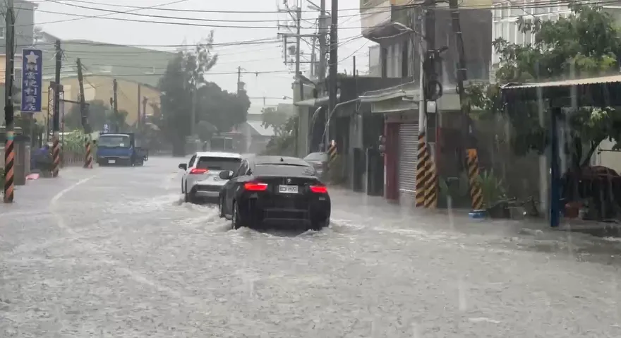 南台灣「紫爆」防超大豪雨　12縣市豪大雨下到入夜