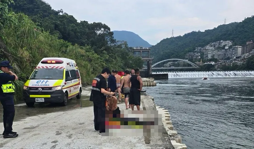 影/新店廣興橋下民眾溺水　橡皮艇翻覆3警義消落水4人命危