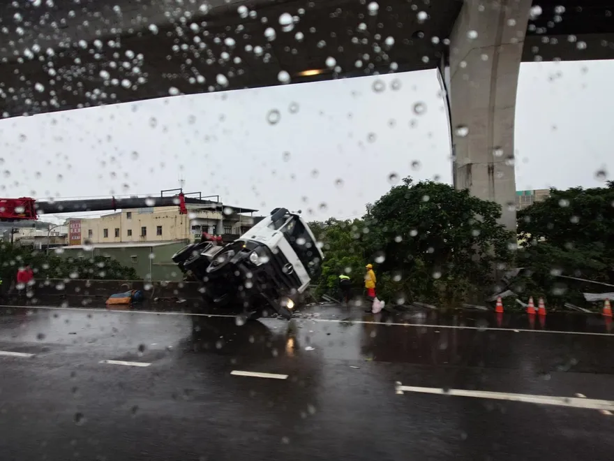 驚險！國1南崁北上入口聯結車撞路肩「半輛懸空」
