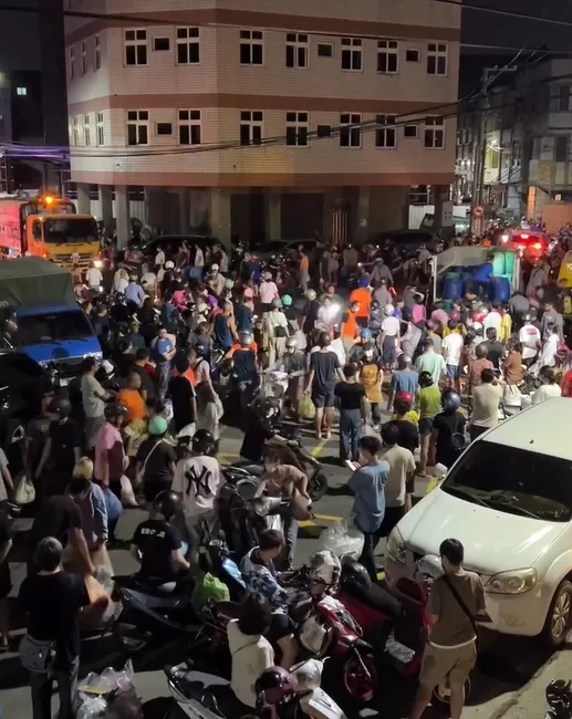 影/史詩級災難片！鹿港豪雨淹水「400人擠爆倒垃圾」場面超震撼