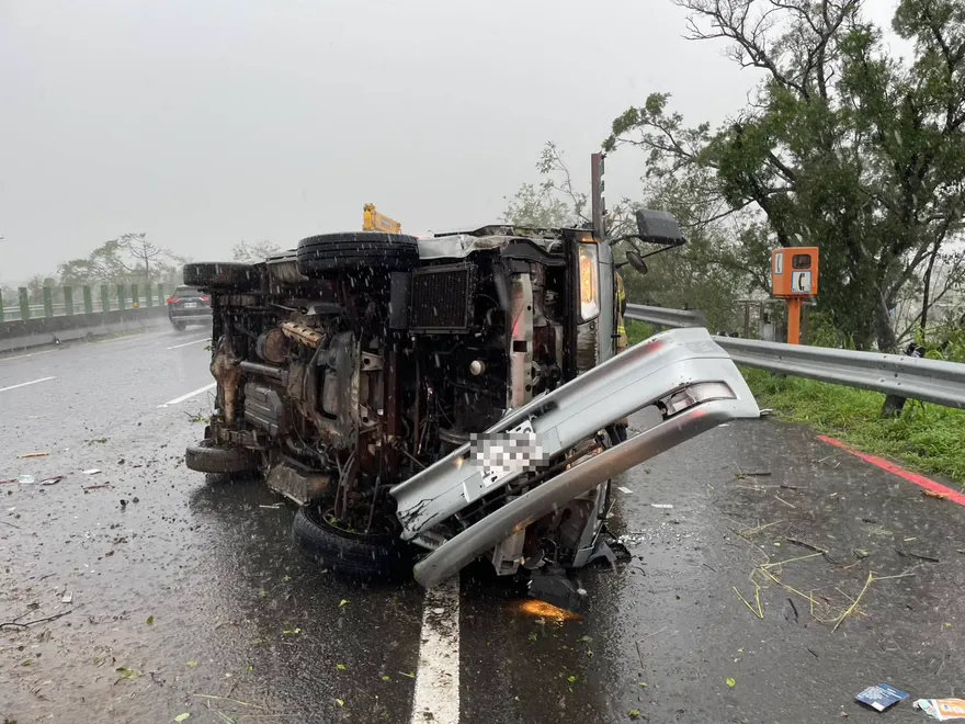 忠和國中棒球隊出事！廂型車國道打滑翻車　8人緊急送醫