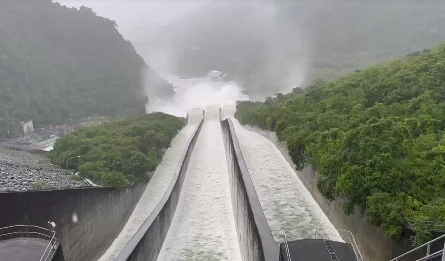 影/震撼！大雨讓蓄水暴增　曾文水庫「洩洪」畫面曝