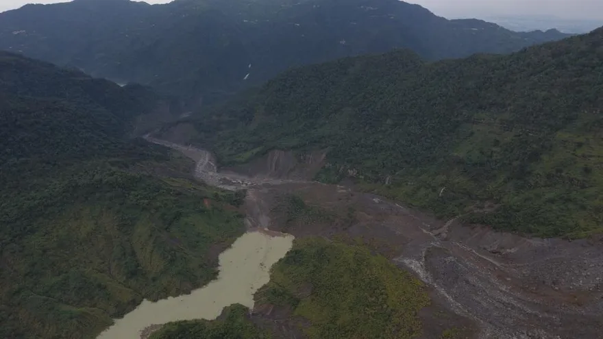 丹娜絲重創雲林草嶺！清水溪堰塞湖自然溢流　警戒未解