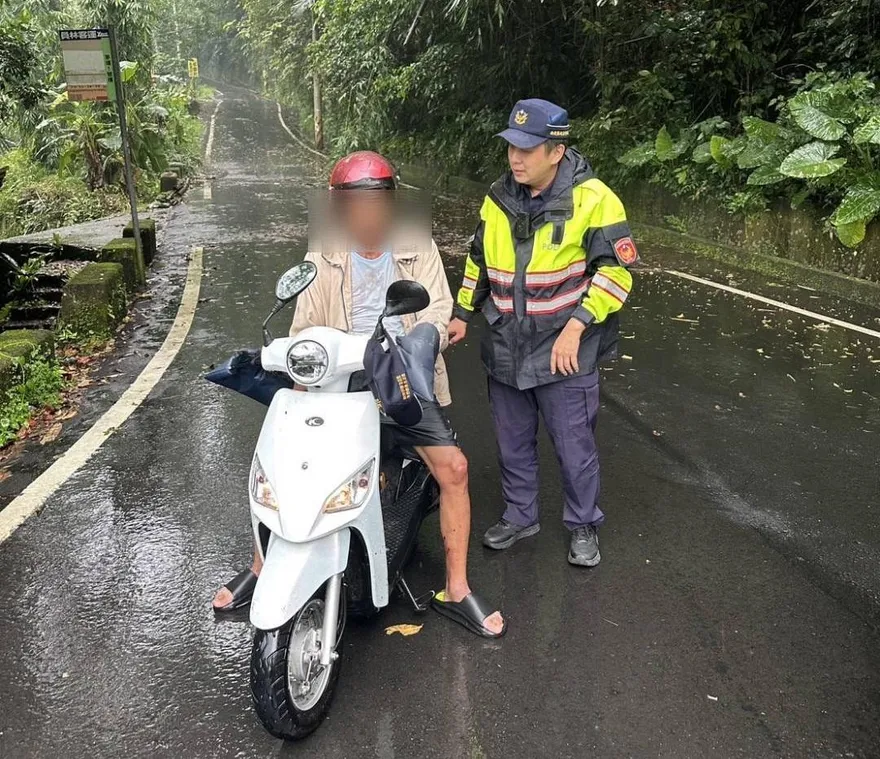 影/山中驚魂！8旬失智翁入山「尋過世親人」　警冒雨搜救