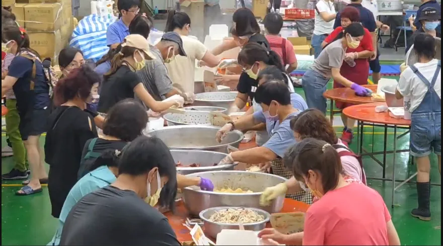 影/義竹百人義煮團　每日1萬份愛心便當溫暖災民